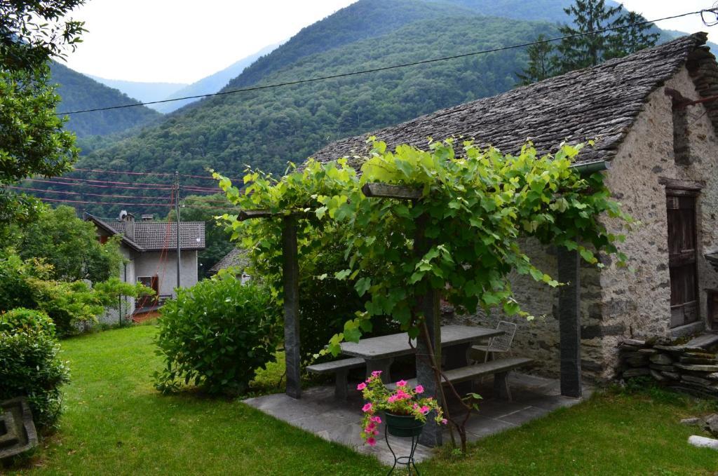 Hotel Garni Maggia Giumaglio Kültér fotó