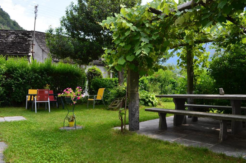 Hotel Garni Maggia Giumaglio Kültér fotó